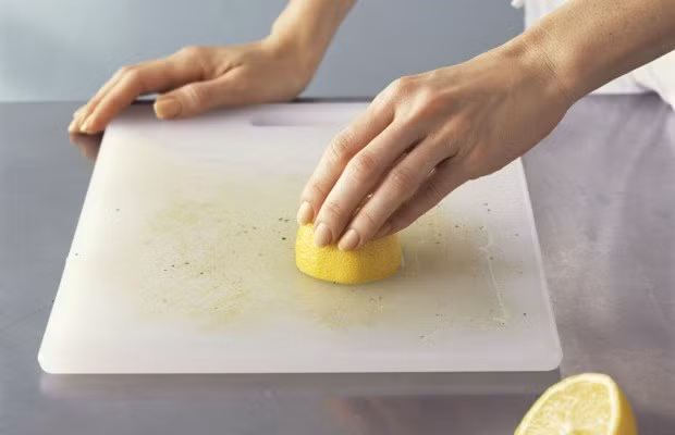 Với dụng cụ sắt rỉ dét. Chỉ cần hòa nước chanh và baking soda thì sẽ rửa được sạch bong. Nồi niêu bát đĩa dầu mỡ cũng vậy, bạn nên dùng chanh để rửa, không những sạch mà còn không ảnh hưởng gì đến sức khỏe như các loại hóa chất khác.