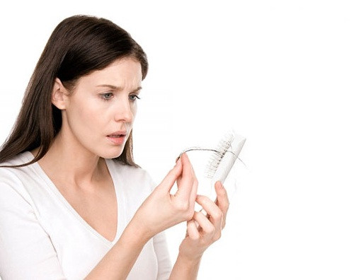 Da, tóc, móng tay. Nhiều phương pháp hóa trị làm cho tóc bị rụng trong những tuần đầu tiên. Tóc sẽ mọc dần lại sau một vài tuần hoặc sau lần hóa trị cuối cùng. Một vài trường hợp, da người bệnh sẽ ngả vàng và móng tay giòn, dễ gãy. Móng tay có thể dài rất chậm, có khi móng sẽ bị bật khỏi ngón tay.