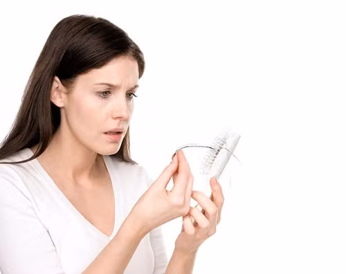 Da, tóc, móng tay. Nhiều phương pháp hóa trị làm cho tóc bị rụng trong những tuần đầu tiên. Tóc sẽ mọc dần lại sau một vài tuần hoặc sau lần hóa trị cuối cùng. Một vài trường hợp, da người bệnh sẽ ngả vàng và móng tay giòn, dễ gãy. Móng tay có thể dài rất chậm, có khi móng sẽ bị bật khỏi ngón tay.