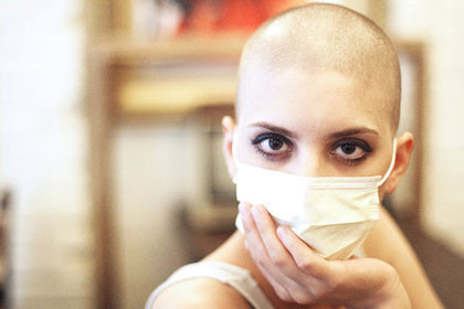 Các yếu tố đóng vai trò trong các tác dụng phụ khi hóa trị ung thư bao gồm tuổi tác, sức khỏe và lối sống. Thuốc hóa trị có thể ảnh hưởng đến các tế bào trong đường tiêu hóa, các nang tóc, xương tủy, miệng và hệ thống sinh sản.