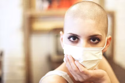 Các yếu tố đóng vai trò trong các tác dụng phụ khi hóa trị ung thư bao gồm tuổi tác, sức khỏe và lối sống. Thuốc hóa trị có thể ảnh hưởng đến các tế bào trong đường tiêu hóa, các nang tóc, xương tủy, miệng và hệ thống sinh sản.