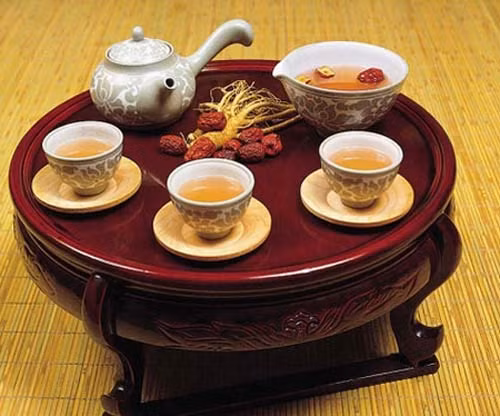 Thế nhưng, nhân sâm cũng có đặc tính kích thích vì vậy mà khuyến cáo nên dùng nó vào buổi sáng hoặc đầu giờ chiều. Uống một cốc trà nhân sâm hoặc dùng từ 10-30 giọt loãng dạng nước là tốt nhất.