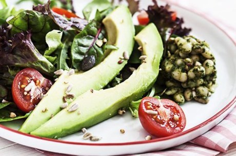 Dinh dưỡng thực vật khác cũng có thể giúp chống lại bệnh ung thư vú bao gồm sulforaphane (trong rau họ cải) và lycopene (cà chua). Ngoài ra, nên hạn chế các loại thịt chế biến, thịt đỏ và sử dụng nhiều ngũ cốc nguyên hạt giúp giảm thiểu rủi ro của tất cả các loại ung thư.