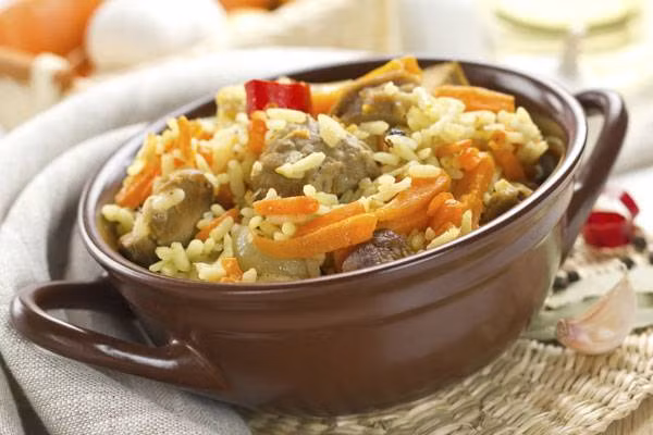 Món cơm thập cẩm Poha. Món ăn này là bữa ăn sáng khỏe, bổ dưỡng phổ biến trong các gia đình Ấn Độ. Nhưng bạn hãy chắc chắn rằng nó chỉ là bữa ăn sáng hoặc bữa ăn nhẹ, nếu thay vào bữa chính thì sẽ không đủ chất dinh dưỡng.