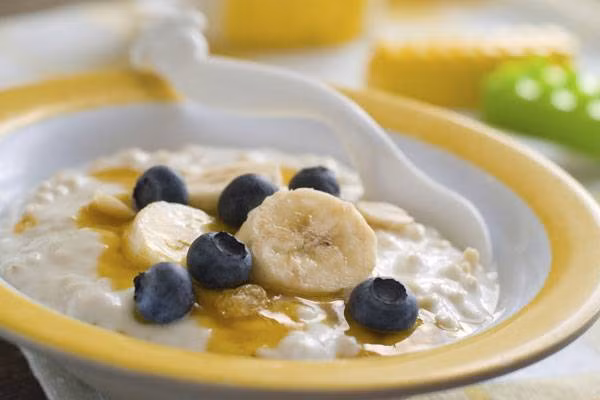 Bột yến mạch. Một bát bột yến mạch vào buổi sáng là giải pháp hoàn hảo cho những người bị huyết áp cao, tiểu đường và những người không ăn được nhiều đường.