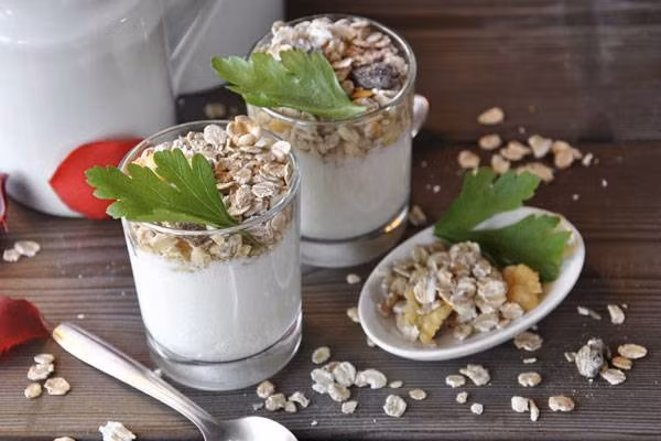 Muesli. Muesli là một trong những món ăn sáng phổ biến ở các nước phương Tây, điển hình là ngũ cốc và nho khô, hạnh nhân và 4 loại hạt khác nữa. Bữa sáng này tốt cho sự phát triển của trẻ. Nó cũng có thể dùng thêm sữa hoặc sữa chua hoặc sáng tạo thành bữa tối phụ cho trẻ em.