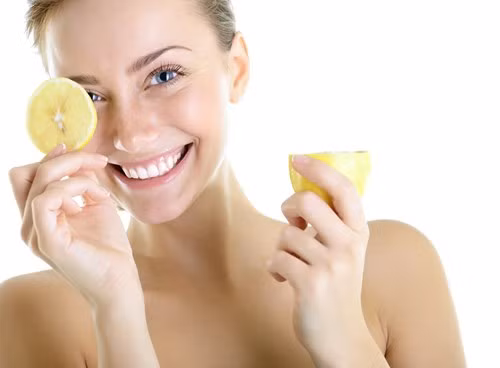 Chanh. Nước cốt chanh có tính axit cao, cũng có thể phá vỡ sự cân bằng pH và gây kích ứng da, bỏng hóa chất nếu như bạn phơi nắng nhiều. Cách tốt nhất để bảo vệ làn da của bạn là tránh chạm tay vào nó, rửa mặt bằng nước ấm và không bao giờ để trang điểm qua đêm.