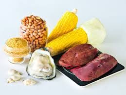 Những thực phẩm đơn giản như bánh rán và bánh mì trắng, sẽ kích hoạt tăng insulin gây mệt mỏi, buồn chán. Hãy chọn các loại ngũ cốc và carb chất lượng cao như khoai lang, bí ngô …