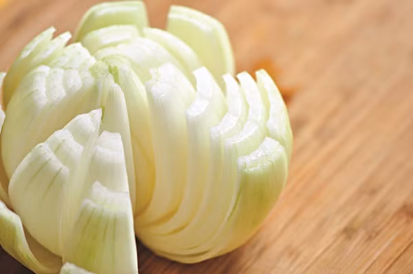 Ăn hành tây. Loại củ này xứng đáng được xem là siêu thực phẩm vì nó xếp hạng cao trong các loại thức ăn làm sạch phổi. Nó ngăn chặn nhiễm trùng phổi và hạn chế các tế bào ung thư mới nhú.