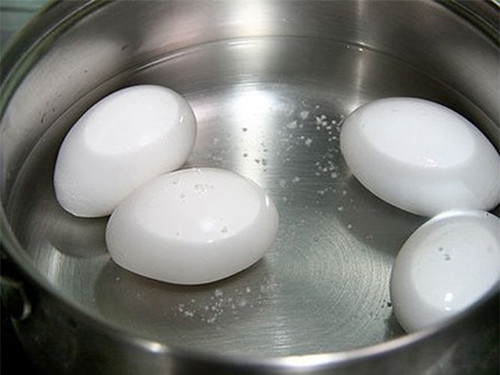 Thử bằng nước. Bạn cho trứng vào một bát nước đầy, nếu như trứng chìm hẳn thì đó là trứng mới. Nếu như trứng nổi thì trứng đã hỏng không nên ăn nữa.