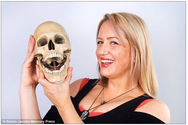 Lois Temel, nữ diễn viên người Úc vừa phải trải qua 5 lần tái tạo mũi khi bị nhiễm necrotising fasciitis - một loại bọ gây chết người có thể ăn mòn các mô mềm của cơ thể. Cuộc phẫu thuật đầu tiên được tiến hành từ năm 2008 để cắt bỏ vùng nhiễm khuẩn và những phần thịt chết bên trong khuôn mặt cho cô. Các bác sĩ cho biết, đây thực sự là một quá trình giành giật sự sống và khôi phục gương mặt Lois Temel vì nếu loại bọ ăn thịt người này tiếp tục xâm nhập, chúng có thể giết chết cô. 