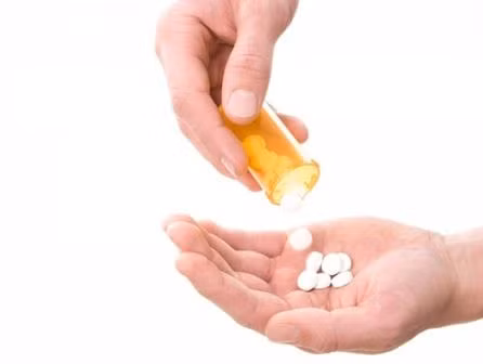 Nhiễm độc hay uống thuốc quá liều. Lý do khách quan thường do bệnh nhân sử dụng thuốc không theo liều kê đơn, điển hình là các loại thuốc giảm đau như OxyContin, Vicodin, và Percocet lâu dài.