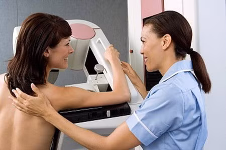 Ung thư. Một số bệnh ung thư như phổi, vú, đại trực tràng cũng thường bị chẩn đoán nhầm. Lỗi này chiếm đến 10% các ca chẩn đoán nhầm hoặc chậm trễ. Lý do có thể là bác sỹ bỏ qua sinh thiết sau khi thấy có dấu hiệu bất thường.