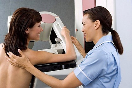 Ung thư. Một số bệnh ung thư như phổi, vú, đại trực tràng cũng thường bị chẩn đoán nhầm. Lỗi này chiếm đến 10% các ca chẩn đoán nhầm hoặc chậm trễ. Lý do có thể là bác sỹ bỏ qua sinh thiết sau khi thấy có dấu hiệu bất thường.