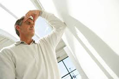 Bệnh tim. Thường thì đau ngực và đau cánh tay trái là triệu chứng của một cơn đau tim. Thế nhưng nó lại không đơn giản thể hiện ở một số người. Những cơn đau trước khi đau tim ập đến còn có thể đau ở cổ, vai lưng mãn tính. Các triệu chứng khác như buồn nôn, đổ mồ hôi và lạnh còn có thể giống như triệu chứng cúm.