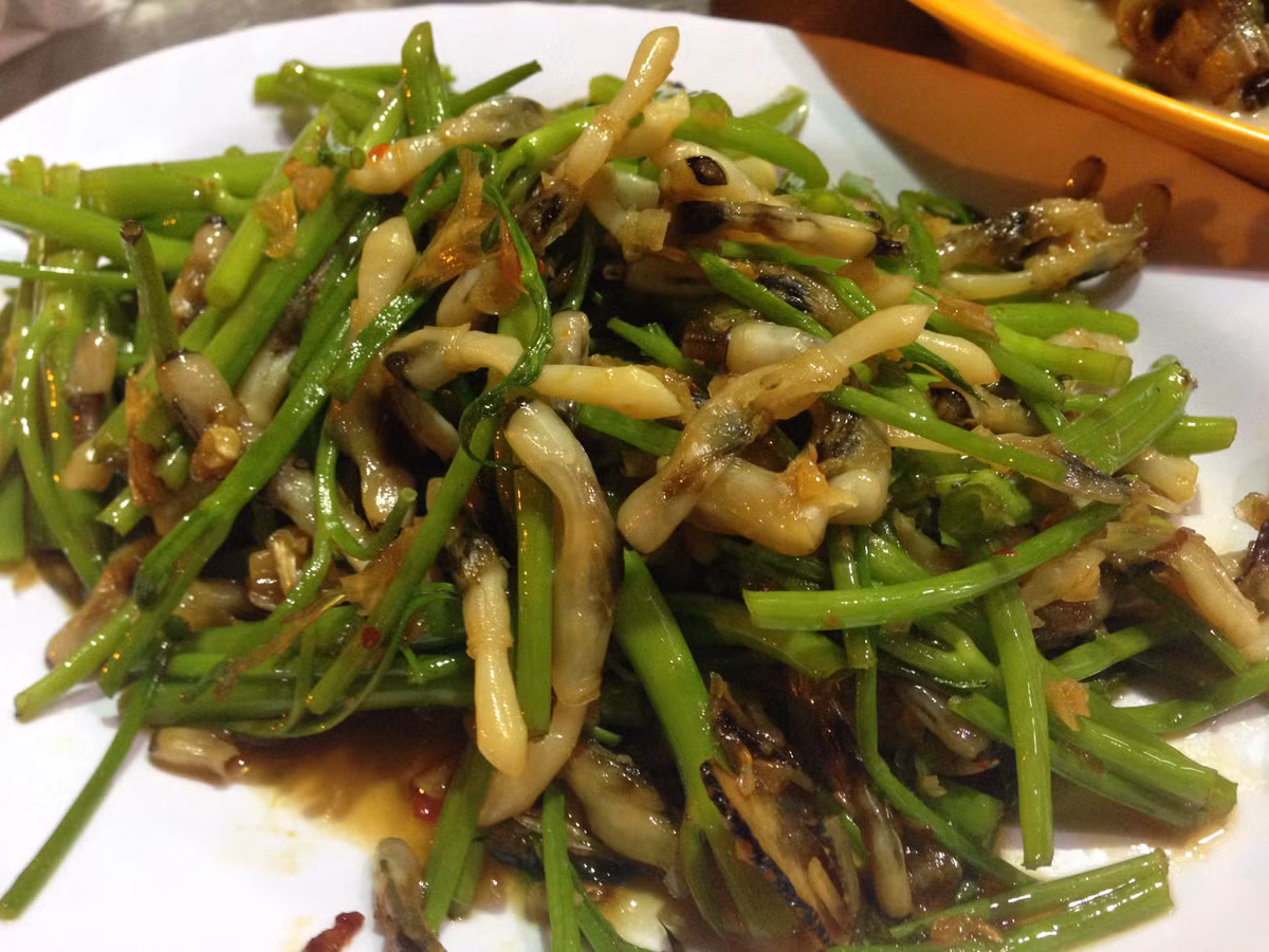 Những loại ốc có thịt ngọt và chắc thường được xào với rau muống là ốc giác và ốc móng tay. Trong ảnh là món ốc móng tay xào rau muống. 