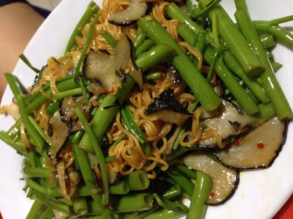 Khi gọi ốc giác xào rau muống, bạn cũng có thể yêu cầu nhà bếp xào thêm mỳ nếu muốn