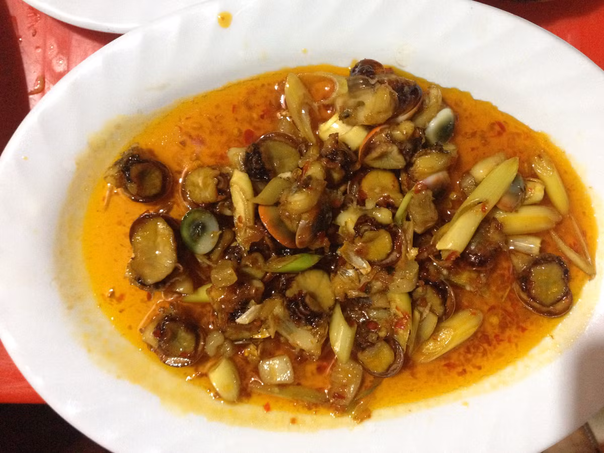 Cái ngọt của thịt ốc kết hợp vị béo ngậy của bơ tạo nên sự hấp dẫn cho món ốc dừa xào bơ. Ảnh: Chi Anh