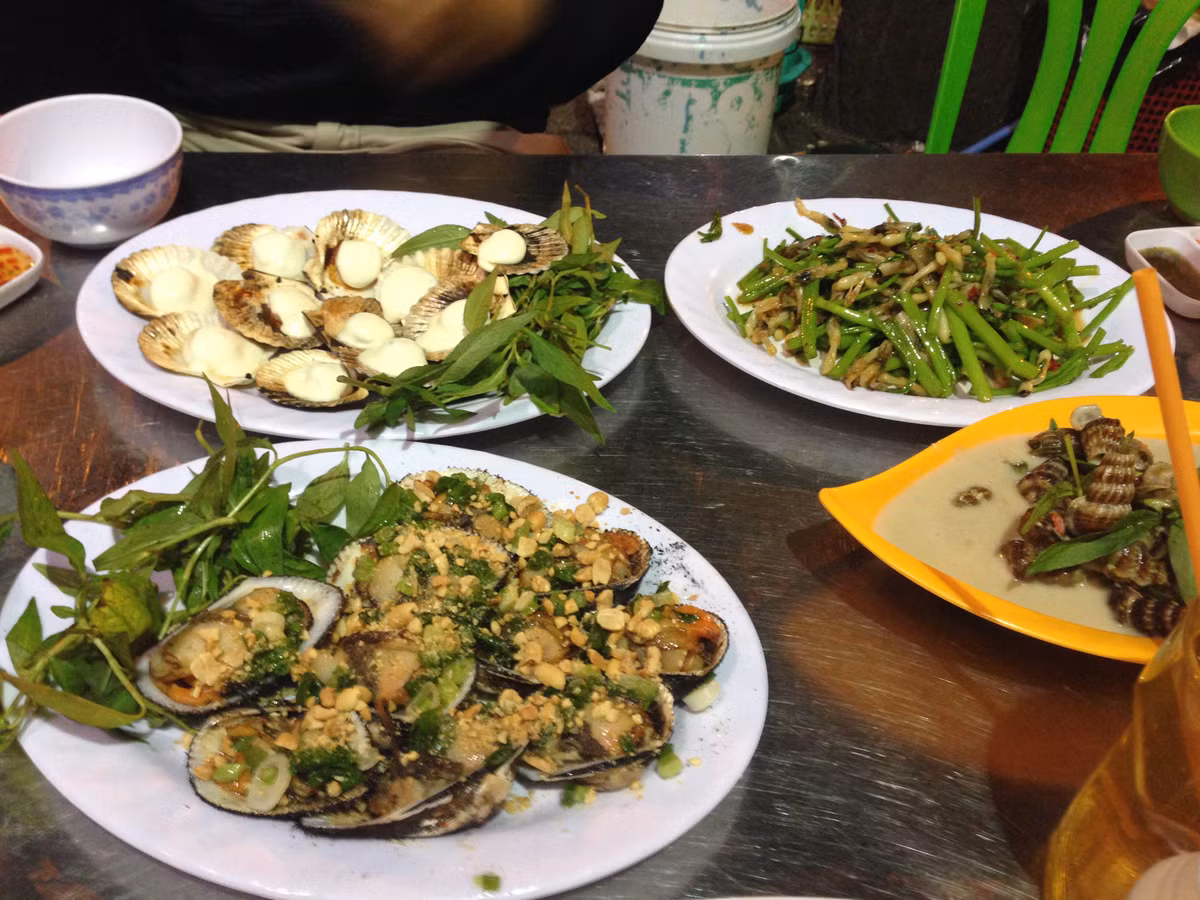 Nếu như ốc Hà Nội là món ốc vặn, ốc nhồi hay ốc mỡ luộc với lá bưởi chấm kèm nước nắm pha cầu kỳ thì ốc Sài Gòn lại rất đa dạng về mùi vị cũng như cách chế biến. Có hàng chục loại hải sản như ngêu (ngao), ốc hương, ốc mỡ, ốc móng tay, ốc giác, sò huyết, sò lông,… được bán ở các hàng ốc. 