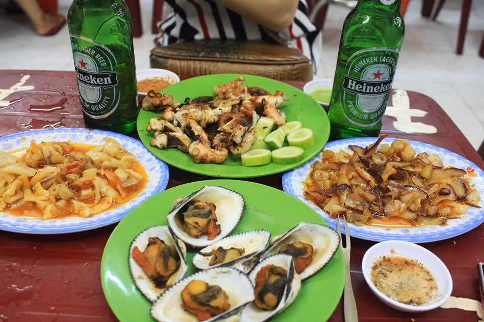 Ở Sài Gòn, ốc là từ để chỉ những món hải sản bình dân được bán ở những quán ven đường. Đây là một trong những món ăn phổ biến nhất Sài Thành. Những quán ốc nổi tiếng ở đây phải kể đến Ốc Đào, Ốc Thảo, Ốc An… với nhiều địa chỉ khắp thành phố và luôn tấp nập khách vào ra. 