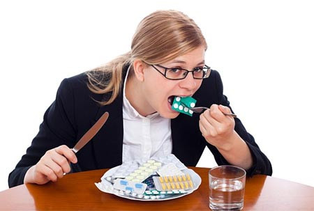 Do việc lạm dụng thuốc kháng sinh dẫn đến việc gia tăng tình trạng vi khuẩn kháng lại hầu hết các kháng sinh thông thường khiến cho việc chữa trị gặp khó khăn. Hơn nữa, dùng kháng sinh cũng thường gây ra vấn đề về tiêu chảy.