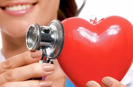 Thứ 3. Kiểm tra sức khỏe tim. Mức độ cholesterol xấu có thể tạo nên các mảng bám trong động mạch của bạn. Vì thế mà bạn nên đi kiểm tra tim kịp thời. Bạn cũng có thể giảm cholesterol xấu bằng cách ăn ít chất béo.