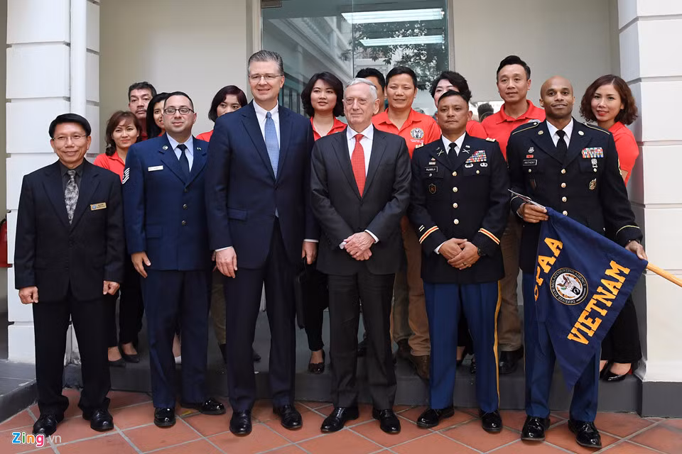 Bộ trưởng Quốc phòng Mỹ chụp ảnh lưu niệm cùng cán bộ nhân viên cơ quan DPAA. Chuyến thăm của ông Mattis nhằm tăng cường quan hệ hữu nghị, tin cậy giữa nhân dân và quân đội hai nước, góp phần vào quan hệ Đối tác toàn diện Việt - Mỹ.