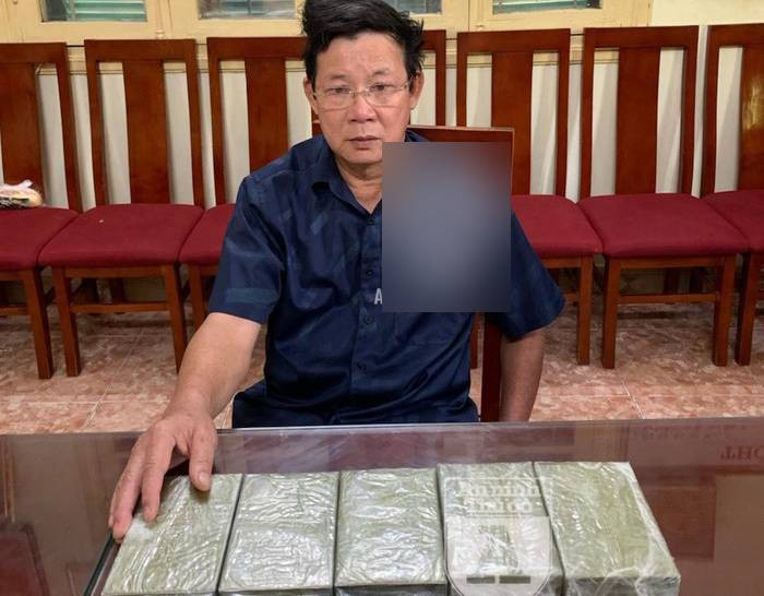 Tu Truong phong Giao duc toi “shipper” ma tuy bi bat: Vet truot dai cua “can bo” man can