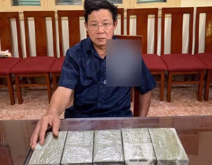 Tu Truong phong Giao duc toi “shipper” ma tuy bi bat: Vet truot dai cua “can bo” man can