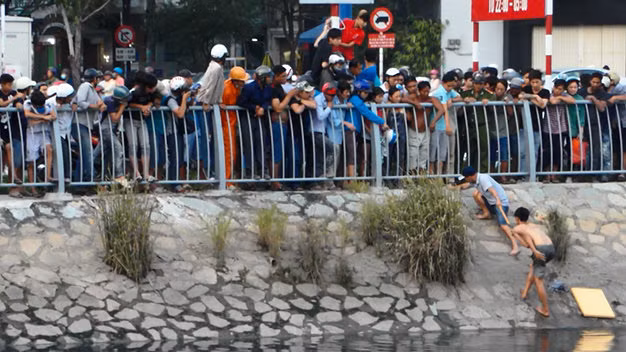 Nguoi dan sai gon coi ao cho ke trom mac chong lanh hinh anh