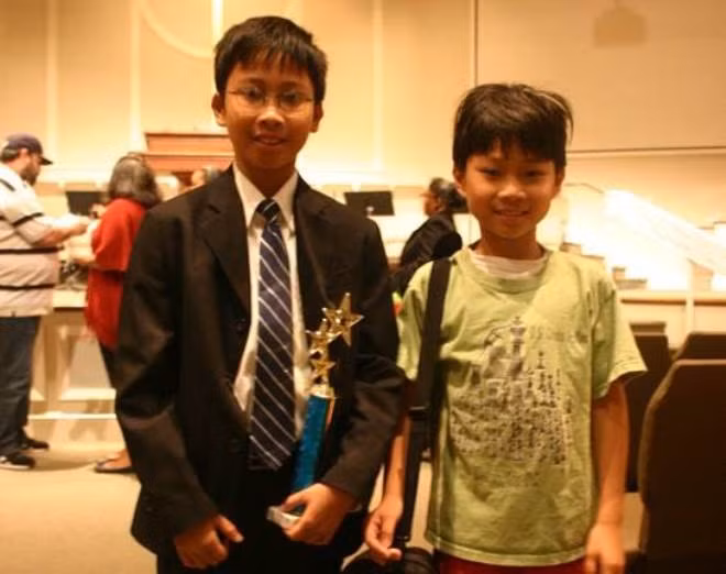 Giảng viên đại học trẻ tuổi: Theo Slanted Magazine, Nguyễn Tường Khang (bên trái) không chỉ là niềm tự hào của đất nước Việt Nam, mà còn là đại diện xuất sắc của cộng đồng người châu Á tại Mỹ. Tường Khanh dù chỉ mới 12 tuổi nhưng từ năm 2011, cậu đã được làm giảng viên thỉnh giảng ở một trường đại học thuộc bang Virginia (Mỹ), chuyên dạy môn thuyết trình cho sinh viên. Được biết, công việc này giúp cậu kiếm được 250 USD/h. (Ảnh: Slanted Magazine)