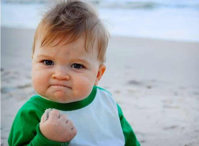 Cậu bé thành công: Giống như cô bé Breanna Youn, Sammy Griner cũng nhanh chóng nổi tiếng và kiếm được không ít tiền nhờ tên gọi Success Kid (cậu bé thành công). Vào tháng 8/2007, Sammy bất ngờ trở thành hiện tưởng được chế ảnh nhiều nhất thế giới. Hình ảnh cậu bé tay giơ lên nắm chặt, cùng khuôn mặt ngộ nghĩnh được nhiếp ảnh gia Laney Griner - mẹ cậu bé chụp lại khiến mọi người liên tưởng đến sự tích cực, đại diện cho quyết tâm, dám đương đầu với thử thách... (Ảnh: Twitter NV)