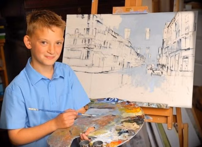 Thần đồng hội họa: Trang Daily Mail cho hay, cậu bé người Anh - Kieron Williamson vừa gây chú ý khi sẽ được lưu danh trong ấn bản Guinness mới của năm 2015 với kỳ tích “Họa sĩ dưới tuổi vị thành niên có mức thu nhập cao nhất thế giới". Trước đó, vào năm 2013, Kieron từng khiến mọi người choáng váng do có thể kiếm 250.000 bảng Anh (khoảng 8,3 tỷ đồng) trong 20 phút, nhờ bán một số bức tranh của mình. Được biết, cậu bắt đầu làm quen với cây cọ, vẽ tranh từ năm 6 tuổi. Đến nay, cậu đã có trong tay hàng loạt tác phẩm về phong cảnh thiên nhiên tuyệt đẹp và ngày càng trở nên nổi tiếng. (Ảnh: Daily Mail)