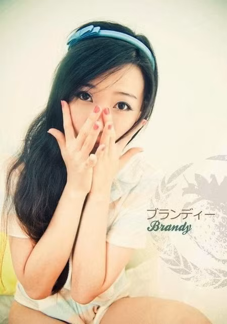 Brandy Akiko, chị gái của Min, cũng có vẻ đẹp bốc lửa.