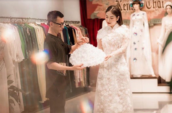 Những mẫu áo dài sử dụng đều là những áo dài được thiết kế riêng cho giọng ca sinh năm 1991.