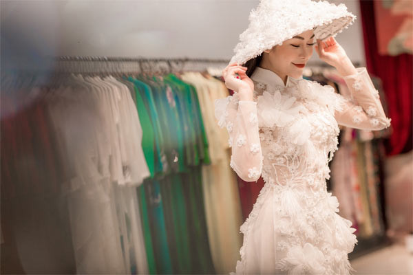 Cô lựa chọn những mẫu thiết kế áo dài khá cầu kỳ và bắt mắt