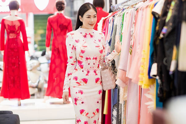 Tuyết Nga – Top 10 Sao Mai 2017, đã có buổi gặp gỡ, trao đổi cùng chuyên gia trang điểm Kenny Thái tại Hà Nội để chuẩn bị cho những ngày “tranh tài” tại cuộc thi Hoa hậu Áo dài Việt Nam 2019 diễn ra vào ngày 8/3 tại Singapore.