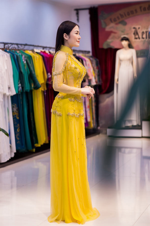 Ca sĩ Tuyết Nga sinh năm 1991, tại Thanh Hoá. Hiện, cô là sinh viên chuyên ngành Thính phòng của Học viện Âm nhạc Quốc gia Việt Nam.