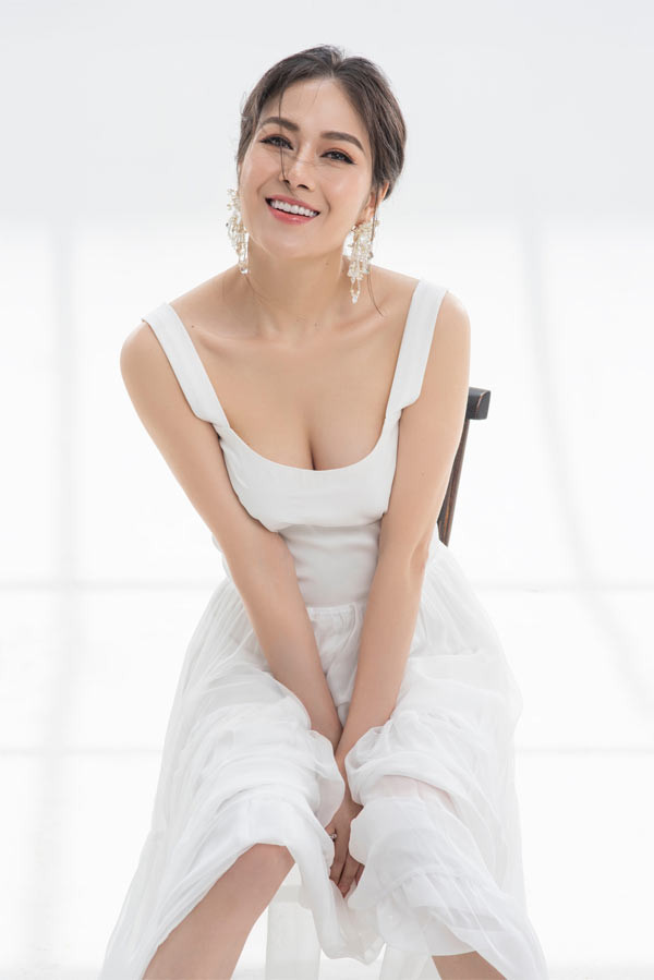 Nét đẹp đầy đặn của nữ ca sĩ xứ Thanh