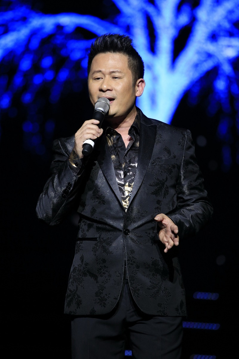 Tối 8/3, liveshow "Khi ta yêu" của nam ca sĩ Bằng Kiều được tổ chức tại Cung Hữu nghị mang lại đến cho người nghe nhiều cảm xúc sâu lắng. Với chủ đề về tình yêu, Bằng Kiều đóng vai trò là người dẫn chuyện cùng những người phụ nữ có quan hệ mật thiết với mình trong con đường ca nhạc đã chạm tới cảm xúc của nhiều người.