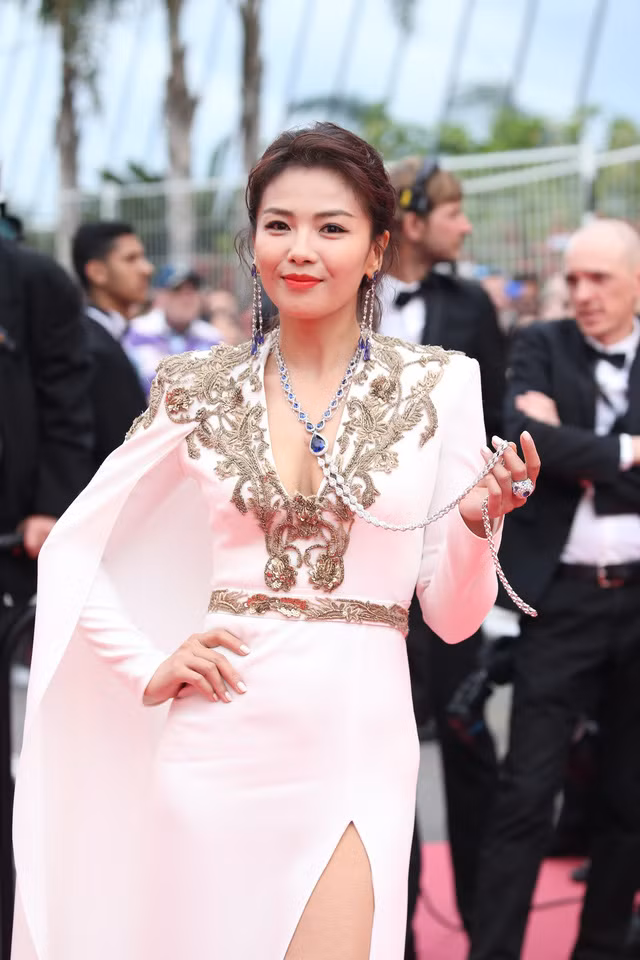 Diễn viên Trung Quốc Liu Tao lần đầu xuất hiện tại LHP Cannes chọn một bộ dây chuyền vàng trắng 18K đính một viên sapphire giọt lệ (36.95ct), và những viên sapphire và kim cương khác (64.93ct), hoa tai bằng vàng trắng 18K đính những viên tanzanites giọt lệ (67.64ct) và kim cương (25.21ct), từ BST Haute Joallierie của Chopard, cùng với một chiếc nhẫn từ BST Red Carpet bằng vàng trắng đính sapphire (10.84ct) và kim cương (13.99ct).