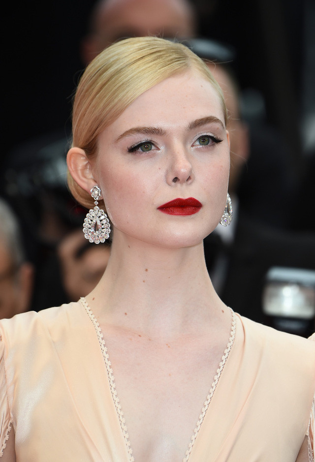 Elle Fanning, nữ diễn viên Mỹ, thành viên của Ban giám khảo LHP Cannes lần thứ 72 tỏa sáng với đôi hoa tai từ BST Red Carpet của Chopard bằng vàng trắng 18K đính hai viên kim cương kiểu rose-cut (17.82ct), phối với những viên kim cương hình giọt lệ (16.54ct) và một chiếc nhẫn từ BST Temptations bằng vàng hồng 18K đính một viên tourmaline tím hình trái tim, kim cương, cùng với môt chiếc nhẫn từ BST Magical Setting bằng vàng trắng 18K đính kim cương tròn (10.62ct).