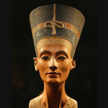 Nhà khảo cổ Reeves gây chú ý khi tuyên bố tìm thấy một lối đi bí mật trong lăng mộ pharaoh Tutankhamun. Ông Reeves suy đoán có khả năng lối đi bí mật trên dẫn đến nơi an nghỉ của Nữ hoàng Ai Cập Nefertiti - mẹ của Tutankhamun.