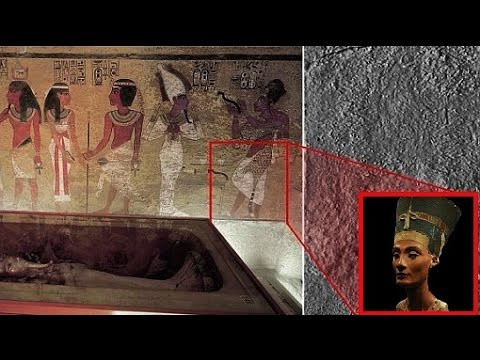 Nổi bật là việc kích thước lăng mộ của Tutankhamun nhỏ bé hơn nhiều so với các nhà vua Ai Cập khác. Cách bố trí đồ đạc trong lăng mộ cũng có nhiều điểm khác thường so với những ông hoàng Ai Cập khác.