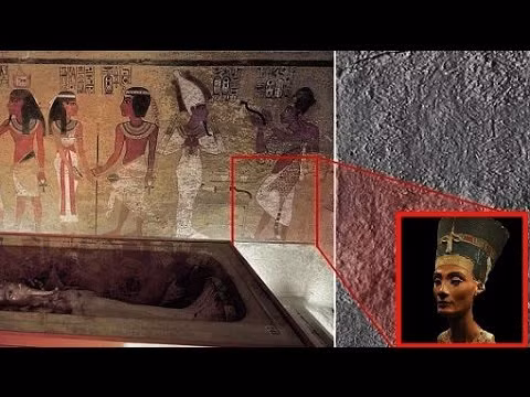 Nổi bật là việc kích thước lăng mộ của Tutankhamun nhỏ bé hơn nhiều so với các nhà vua Ai Cập khác. Cách bố trí đồ đạc trong lăng mộ cũng có nhiều điểm khác thường so với những ông hoàng Ai Cập khác.