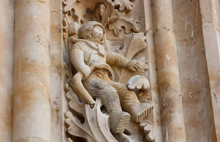 Nhà thờ Ieronimus được xây dựng từ năm 1102 với một bức phù điêu được chạm khắc ở mặt ngoài công trình tôn giáo này.