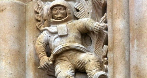 Theo đó, người ta cho rằng đây rất có thể là bằng chứng về việc du hành thời gian từ tương lai trở về quá khứ.