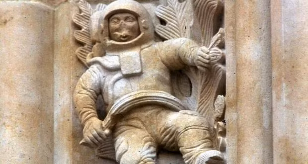 Theo đó, người ta cho rằng đây rất có thể là bằng chứng về việc du hành thời gian từ tương lai trở về quá khứ.