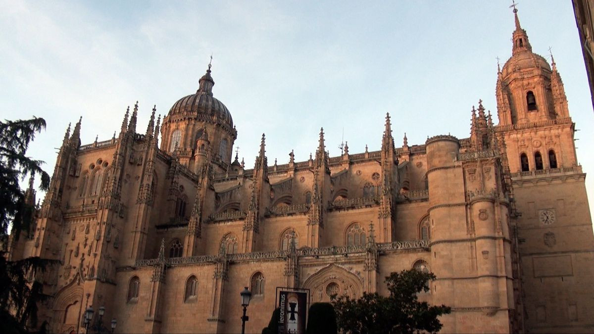 Nhà thờ Ieronimus được xây dựng từ năm 1102 với một bức phù điêu được chạm khắc ở mặt ngoài công trình tôn giáo này.