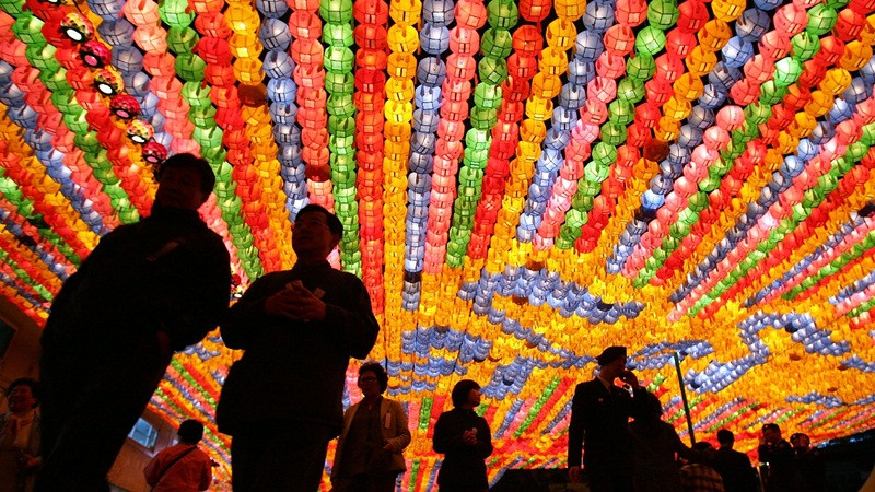 Kể từ Đại hội Phật giáo thế giới lần thứ nhất tổ chức ở Colombo, Tích Lan từ 25/5 - 8/6/1950, các phái đoàn đến từ 26 quốc gia thống nhất ngày Phật đản quốc tế là ngày Rằm tháng Tư âm lịch. Từ đó, các nước có theo truyền thống Phật giáo Bắc truyền đã kỷ niệm ngày Phật đản vào ngày 15/4 âm lịch hàng năm (thường trùng với tháng 5 dương lịch).